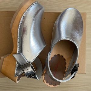 NEW IN BOX HANNA ANDERSSON SILVER CLOGS
